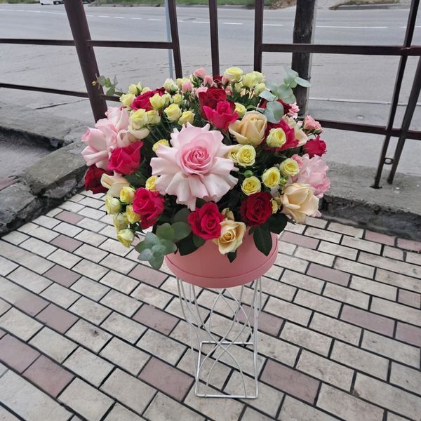 Квіткова коробка &laquo;Трояндовий Карнавал&raquo; 000403 фото
