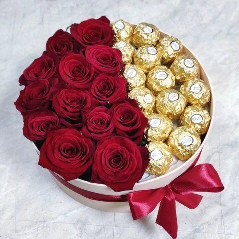 Троянди та Ferrero Rocher в коробці 0355 фото